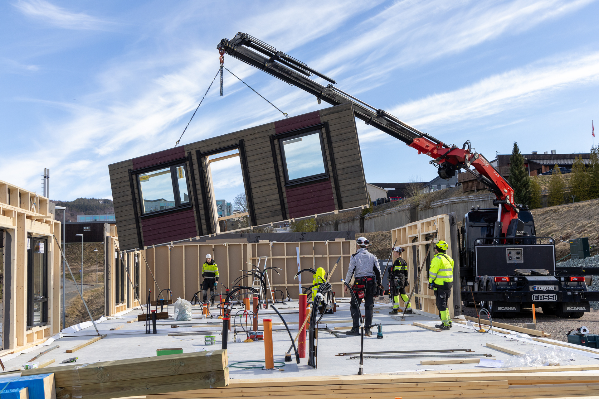 Montering av ferdige veggelementer på byggeplass med Talgø Tradbo løsninger.